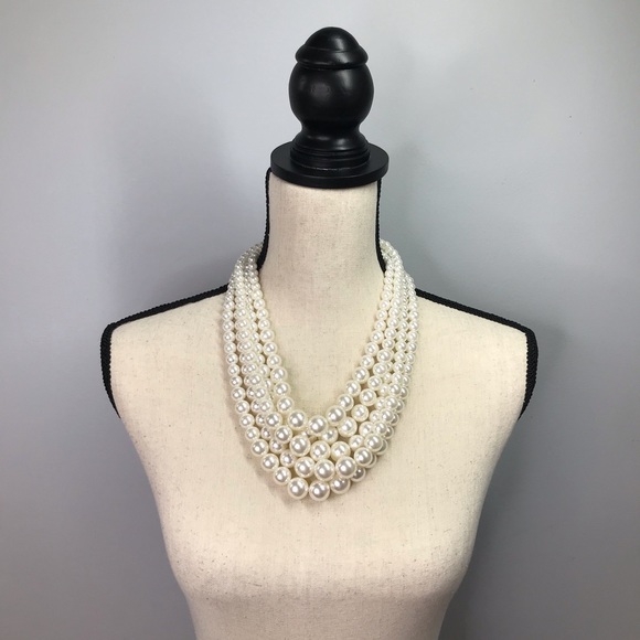 Jewelry - 💗 Beautiful Pearl Statement Necklace 💗